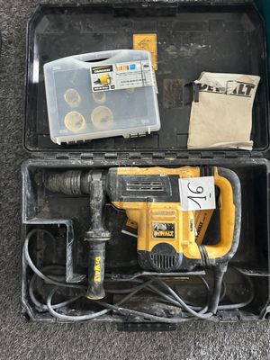 une boîte contenant une perceuse et d'autres outils