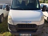 la camionnette blanche est garée dans le parking à côté d'autres voitures