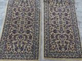 deux tapis posés sur un sol en briques