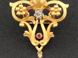 Gros plan sur une broche contenant une perle