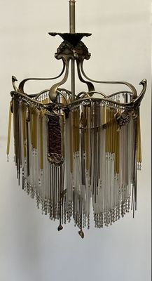 un lustre suspendu au plafond, orné de nombreuses franges