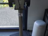 une machine posée devant une fenêtre