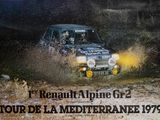 une photo d'une voiture de rallye roulant dans la boue