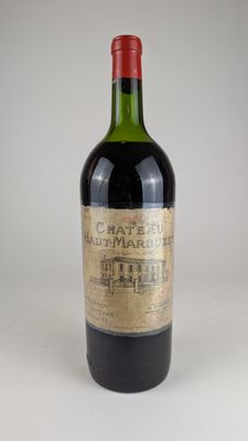 une bouteille de vin posée sur une table