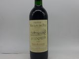 une bouteille de vin posée sur une table