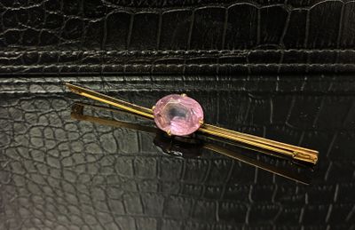 un cristal rose sur une épingle à cheveux plaquée or
