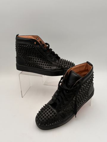 LOUBOUTIN : Paire de basket en cuir noir à picots taille 40, join...