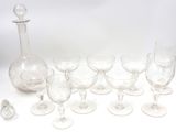beaucoup de verres à vin et une carafe sur la table