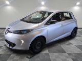 une photo d'une voiture argentée dans un showroom