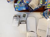un plateau contenant notamment un téléphone portable, un téléphone portable et d'autres objets