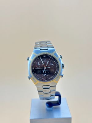 un gros plan d'une montre-bracelet posée sur un présentoir
