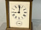 une petite horloge dont le cadran est orné de chiffres romains