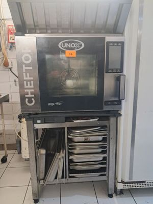 un micro-ondes posé sur un chariot dans une cuisine