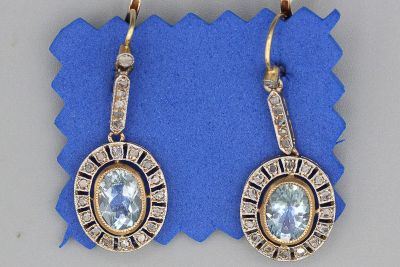 Paire de boucles d’oreilles en or ornées de pierres bleues entourées d