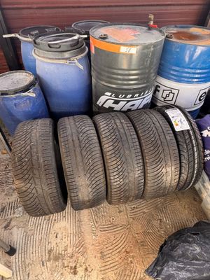 Lot de cinq pneus neufs dont quatre identiques