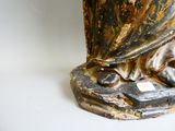 une statue représentant un hibou perché sur une table