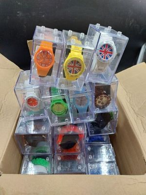 une boîte en carton contenant de nombreuses montres différentes