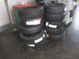plusieurs pneus empilés les uns sur les autres dans un garage