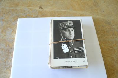 un livre sur la couverture duquel figure la photo d'un homme en uniforme