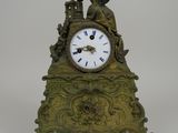 une horloge posée sur une table
