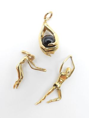 trois bijoux plaqués or, à savoir un pendentif, des boucles d'oreilles et une bague