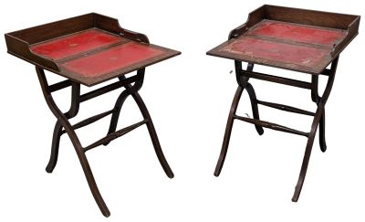 paire de plateaux pliants anciens en bois, peints en rouge