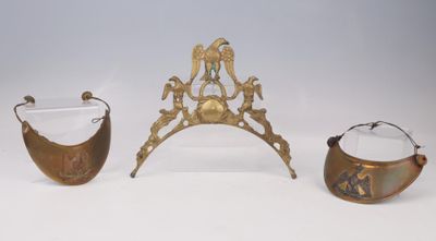 trois œuvres d'art posées sur une table