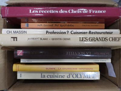 plusieurs livres sont empilés dans une boîte