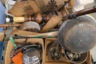 une boîte remplie d'objets assortis posée sur une table