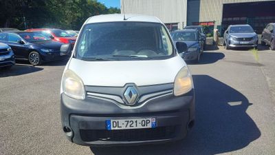une camionnette blanche garée dans un parking