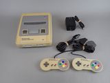 deux manettes de jeux Nintendo Classic posées côte à côte sur une table