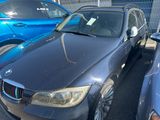 une voiture noire garée dans un parking à côté d'autres voitures