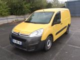 une camionnette Citrole jaune garée sur un parking, avec des arbres en arrière-plan