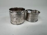paire de tasses argentées ornées de motifs floraux et de perles