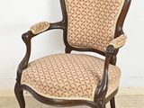 une chaise posée sur un sol carrelé