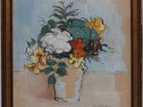 peinture d'un vase de fleurs sur une table à fond bleu