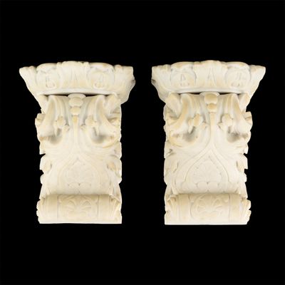 paire de colonnes en marbre blanc ornées de sculptures sur les côtés