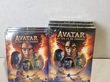quelques boîtiers de DVD posés sur une table