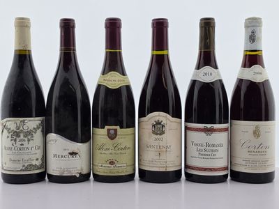 plusieurs bouteilles de vin sont alignées sur une table
