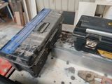 une boîte à outils posée sur un établi dans un garage