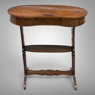 une table en bois surmontée d'une étagère