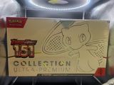 quelqu'un tient une boîte de cartes à collectionner Pokémon dans la main