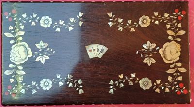 une photo d'une photo représentant une table sur laquelle se trouvent des fleurs et des cartes