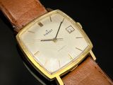une image d'un gros plan d'une montre-bracelet sur une surface noire