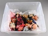 un bac en plastique rempli de figurines de jouets diverses