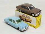 deux voitures jouets assises l'une à côté de l'autre sur une table