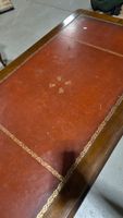 Bureau plat en merisier à plateau de cuir rouge. (photo 4)