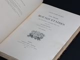 un livre ouvert posé sur une table
