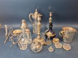 de nombreux objets en argent et en verre posés sur une table