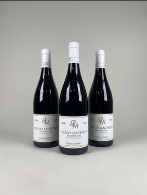 trois bouteilles de vin posées sur une table l'une à côté de l'autre